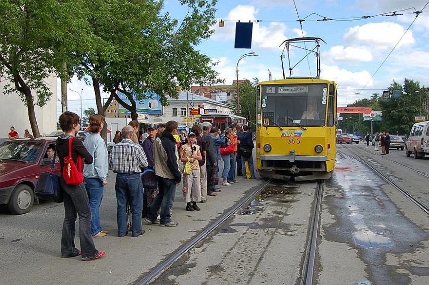 37. Haltestelle.JPG - Haltestelle - fuer uns etwas ungewohnt, da die Fahrgaeste mitten auf der Strasse auf die Bahn warten.